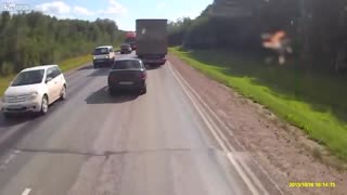 实拍！小道上超车不幸被左右夹撞