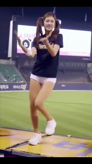 青春美少女球场火辣热舞现场