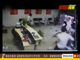 广东：油门踩得太猛 女司机撞破店门