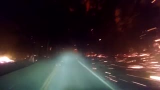 感受末日的景象，在着火的丛林公路上飞驰
