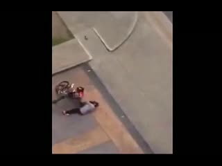 实拍狂风把人刮走瞬间