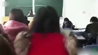某学生写的试卷 老师当场念出 笑死全班人