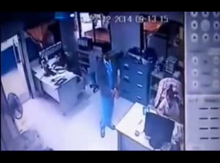  实拍男子办公室内连开数枪将女友爆头 