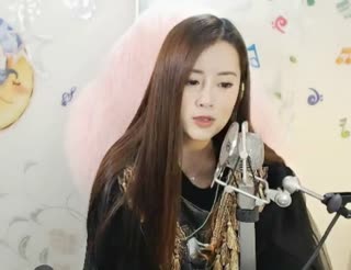你在我额头轻轻一吻~我竟然会哭的像个小女生