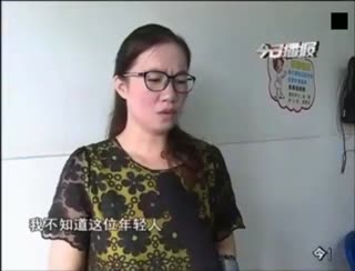 男子公交暴扇大妈耳光 只因多看了一眼
