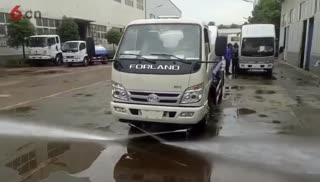 下雨了吗？原来是福田洒水车前冲后洒效果