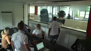 如果人和鲸鱼海豚的角色对调世界将会怎样？本以为是娱乐，看完却引人深思！