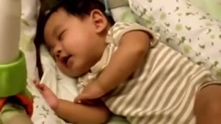 做美梦了！小北鼻们睡着时都笑出声了