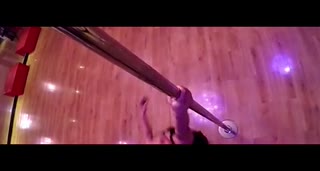 郑州90后钢管舞女神走红 收入超白领 