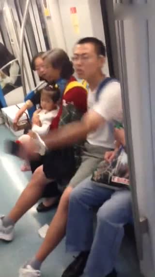 上海地铁奇葩男，与大妈对骂“滚滚滚，贱人贱人贱人······“