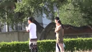 恶搞向路人借手机打诈骗电话