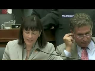 美民主党众议员听证会上吃耳屎被拍