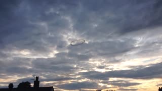 什么鬼？天空飘来一个奇怪的黑圈