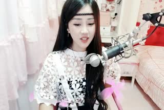 挥起手打翻《孟婆的碗》~落在地碎成两半~