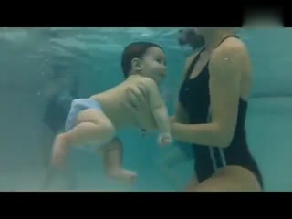 宝宝也是游泳小天才