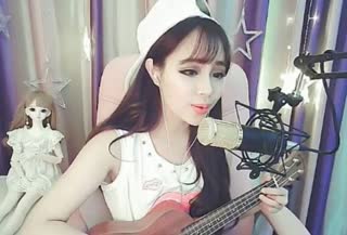 逗比女主播弹奏尤克里里演唱《一次就好》~