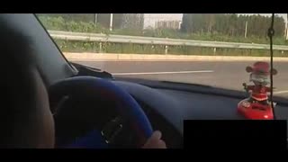 nuo zuo no die！ 逆天3岁熊孩子开轿车 老爸一旁助威