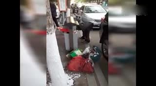 沈阳最美拾荒老人 每天坚持擦垃圾桶感动路人