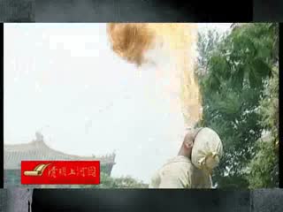 狗狗学女主人在泳池里吐泡泡