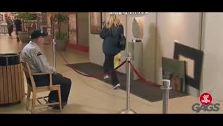  室内恶整：你把艺术品碰掉了 