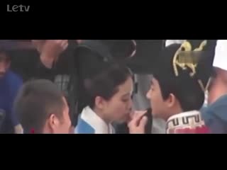 刘诗诗横店拍新戏 片场与黄轩深情相拥