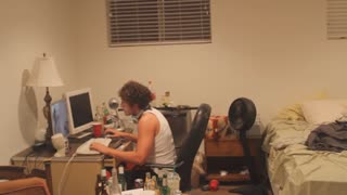 宅男玩游戏又被杀，怒了直接摔键盘砸显示器