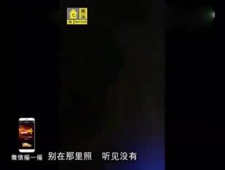 实拍女子手持射钉枪 攀爬防盗网到三楼捉奸