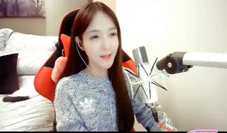 大眼的萌妹子，她的睫毛弯弯