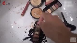 女人化妆品有多重要？直男型男友把女朋友化妆品敲碎，果断分手！