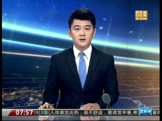 美国男子从疾驰火车底穿过 险遭碾压