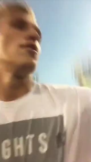 戏弄安保！男子自拍在球场里狂奔