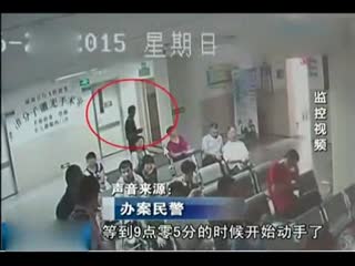 监拍男子明目张胆偷包 半小时后再作案被抓现行