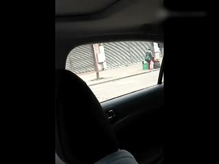实拍女子街头脚踢幼童 把孩子往垃圾桶塞