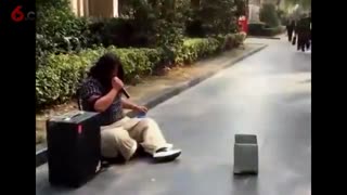 《漂洋过海来看你》流浪大叔把我唱哭 ！