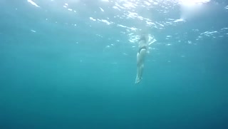 水上漂！英国美女奇思妙想 练就“水面行走”绝技