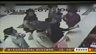 大妈广场舞跳进商场大厅 吓得商场忙报警求助