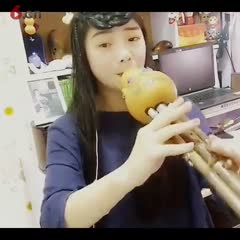 美女吹奏G调葫芦丝版《城里的月光》