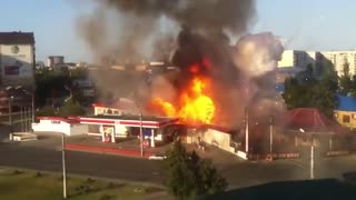 加油站突然发生大火并爆炸，吓得叫妈妈……