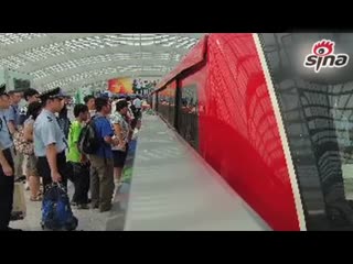 视频：章子怡手插汪峰裤袋 机场缠绵秀恩爱.flv