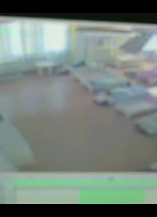 网曝男老师摔打小女孩 将其关进寒冷小黑屋