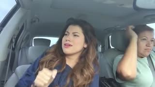 淡定的妈妈内心是奔溃的！女儿在副驾驶上发疯