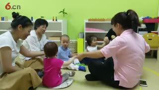 多乐小熊老师早教活动：摇手臂肢体训练
