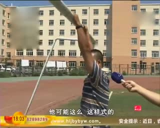 男子把足球门当单杠玩耍 球门倒塌被砸死