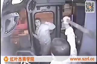 智力劫匪上车抢劫遭司机暴打