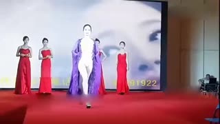 黄金内衣秀 网友直呼惊呆了