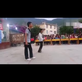 音乐不是打打闹闹嘻嘻笑笑 摆好姿势 跟着节拍 永远年轻 永远的热泪盈眶