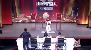 范冰冰录节目遇袭吓到钻桌子 网友：李晨在哪