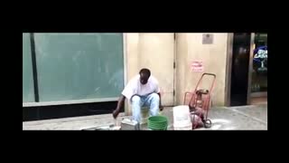  实拍男子街头厨具演绎架子鼓