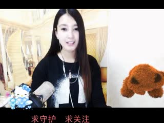 坐在巷口的内对男女.