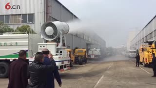 厂区一角试车东风天锦80米雾炮抑尘车，天空下起毛毛小雨